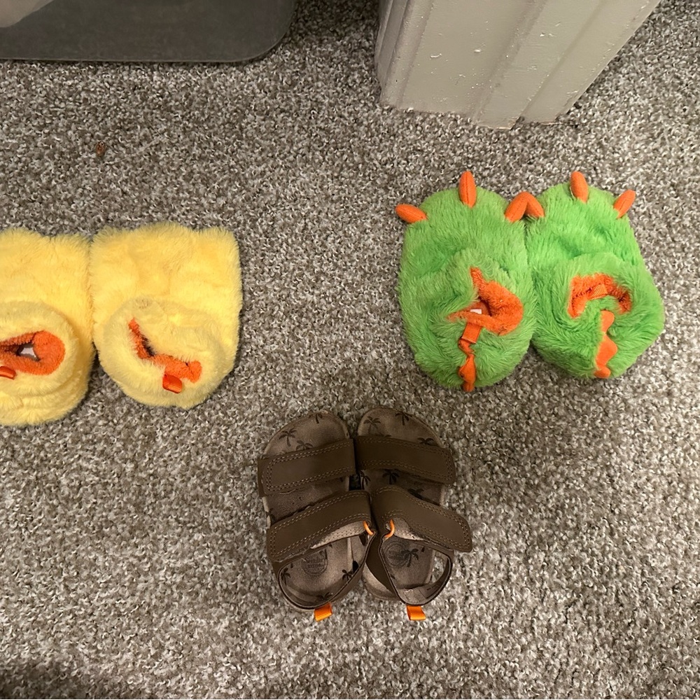 Wonder Nation Yellow Fuzzy Dinosaur Slippers